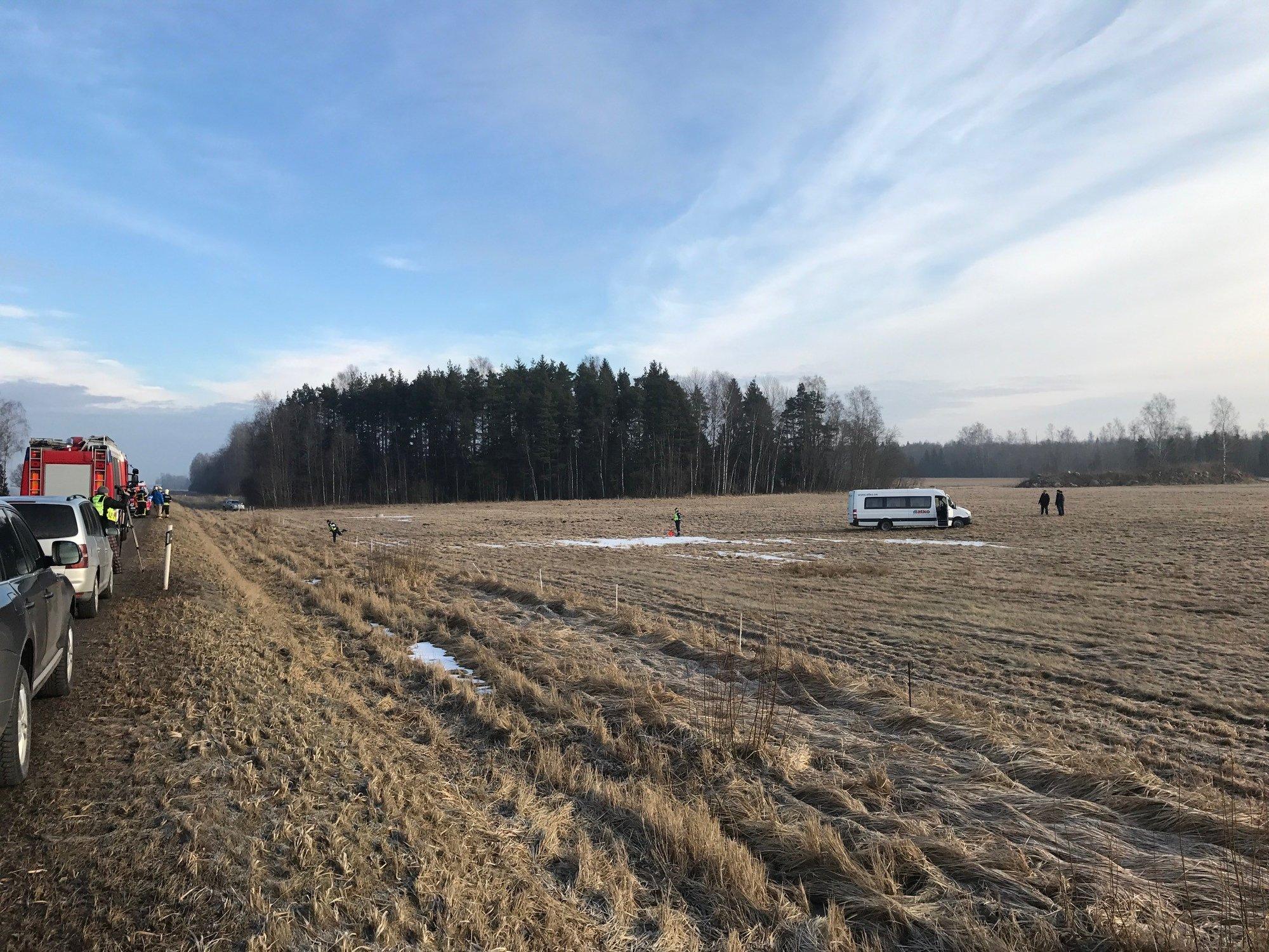 ФОТО: В Имавере съехал в кювет автобус с 14 детьми, когда водитель нагнулся  поднять игрушку - Delfi RUS