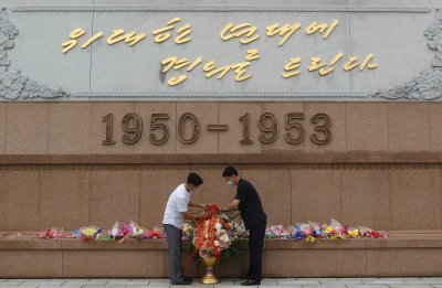 Pyongyangi elanikud Isamaa võiduka vabastamise sõjamuuseumi ees. 