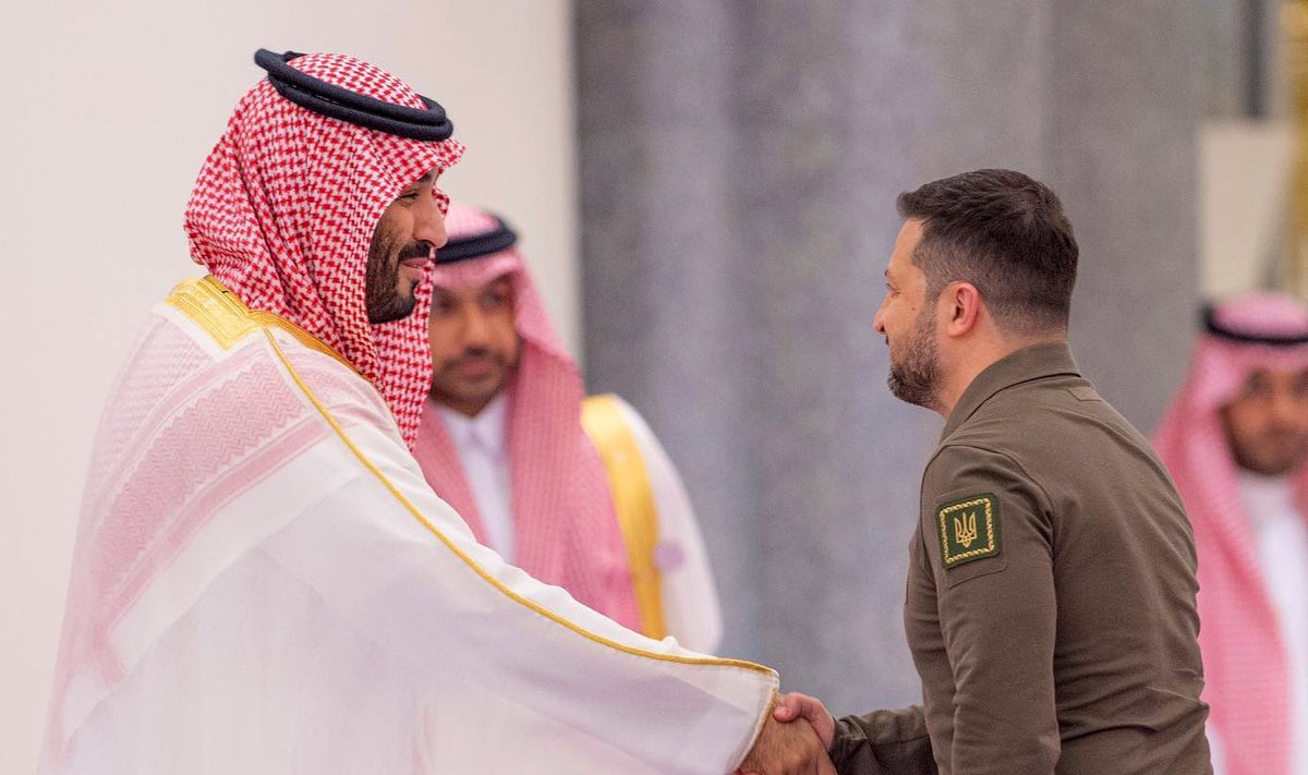 Volodõmõr Zelenskõi mais Saudi Araabia kroonprintsiga kohtumas. Augustis järgnes Jeddah´s kinnine konverents. 