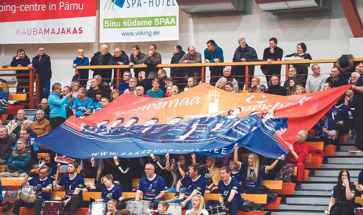 Saaremaa võrkpalliklubi fännid elavad meeskonnale kirglikult kaasa.
