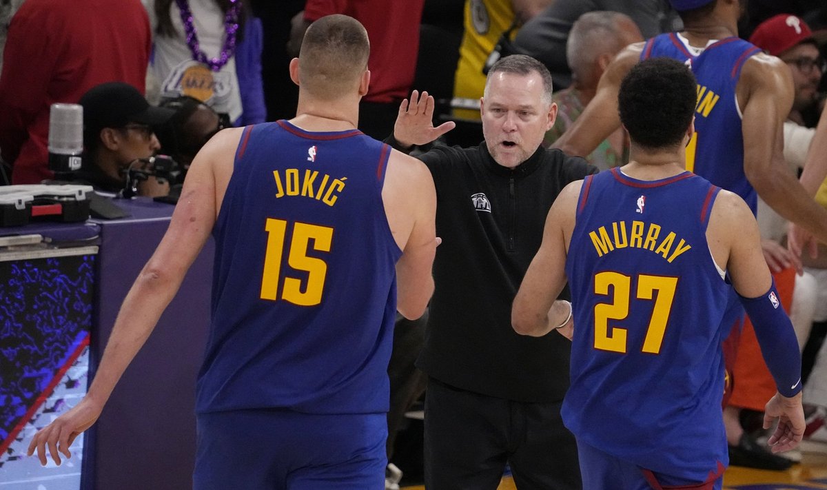 Denver Nuggetsi peatreener Michael Malone (keskel) võisNikola Jokicit ja Jamal Murray't õnnitleda.