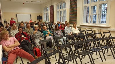 Ученики гимназии слушают лекцию о забастовке