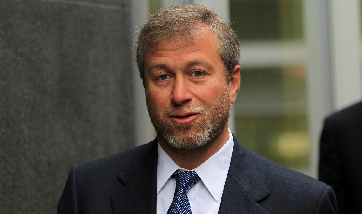 FILE PHOTO: Russian billionaire and owner of Chelsea football club Roman Abramovich arrives at Commercial Court in London