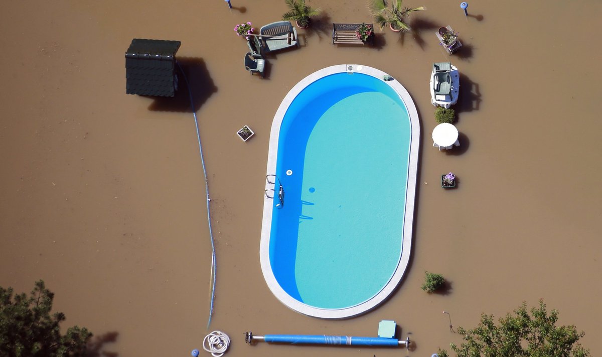 Saksamaal Magdeburgi lähedal asuvas aias on bassein jäänud üleujutusest puutumata