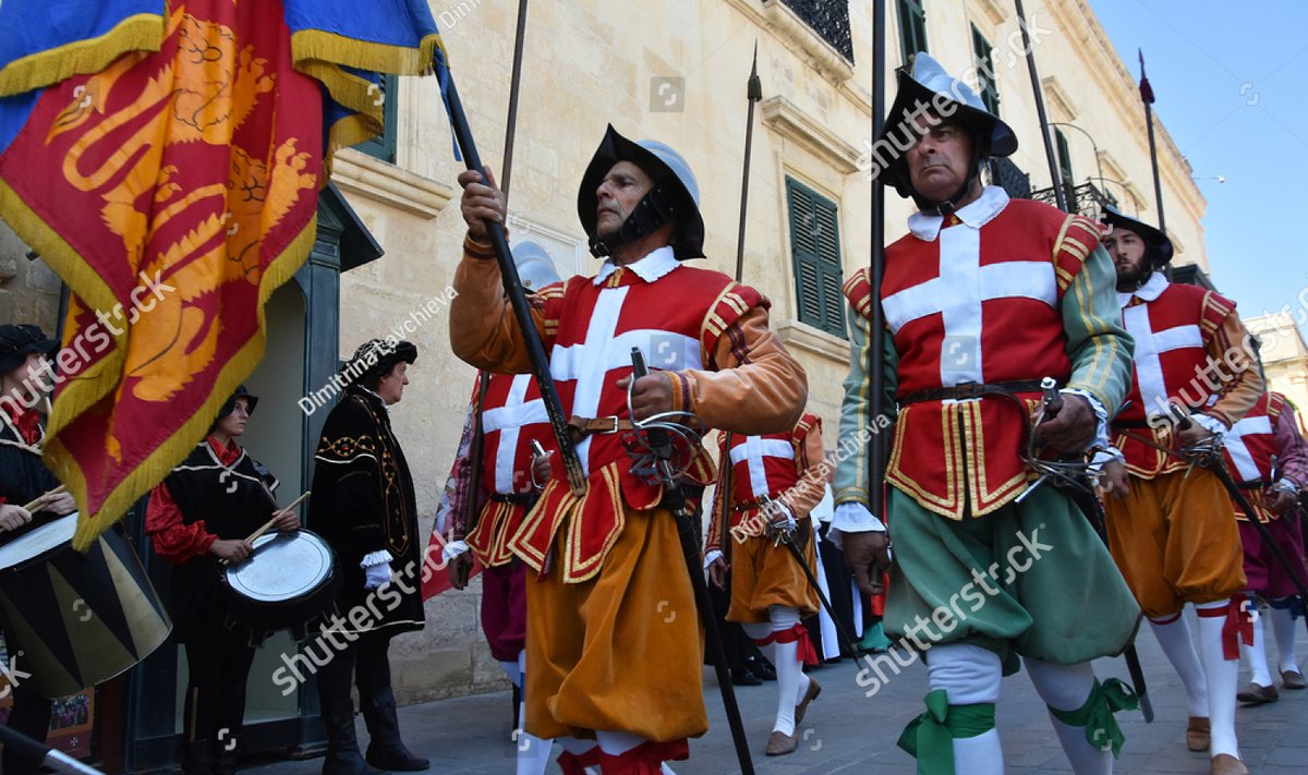 Malta Ordu rüütlid marsivad, meenutades ühenduse pikka ajalugu. Relvadega ordul tänapäeval enam pistmist pole.  