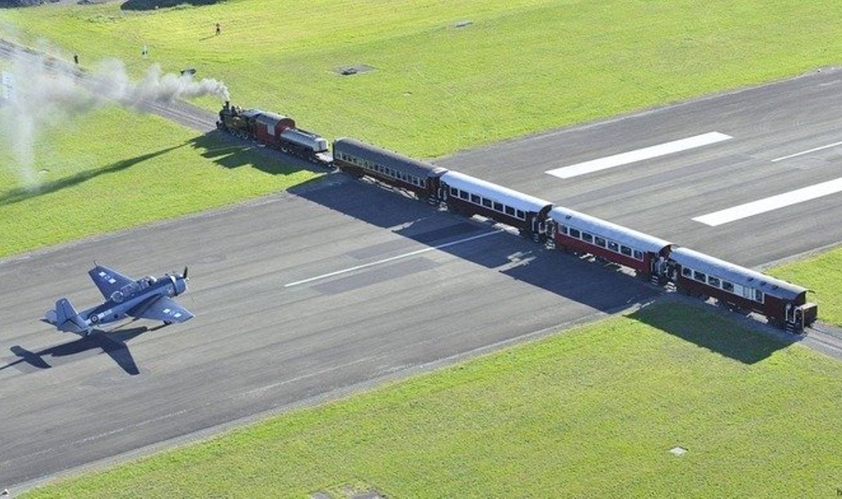 Gisborne'i lennuväli ristub raudteega.