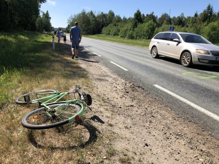 Viljandimaal põrkasid kokku jalgrattur ja auto