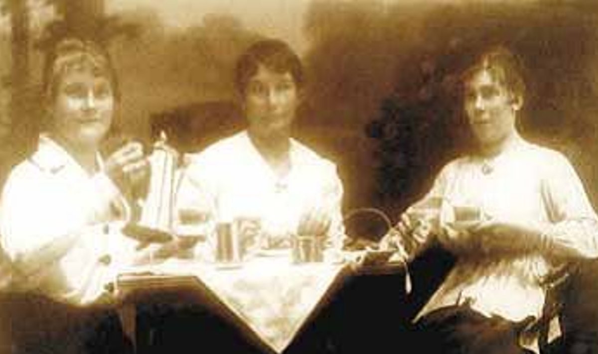 Kohvitavad Naissaare naised 1918. aastal.