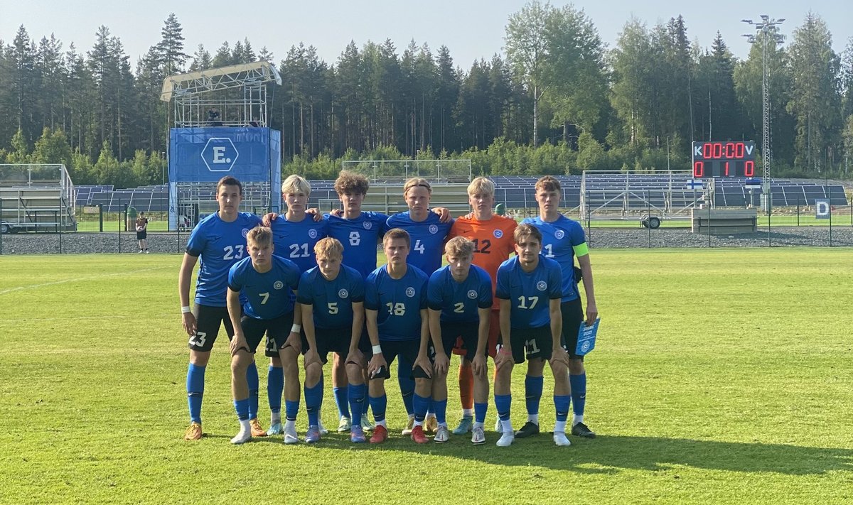 Eesti U19 jalgpallikoondis enne mängu Soomega.