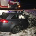 ФОТО: На шоссе Таллинн-Тарту столкнулись грузовик и легковой автомобиль. Спасателям пришлось вырезать женщину-водителя из легковушки