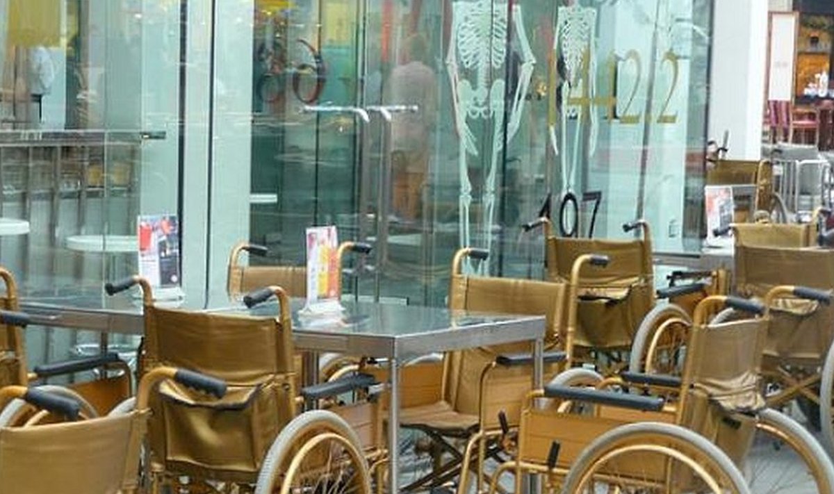 The Clinic - restoran, kus saab tabletikujulist sööki nautida kuldses ratastoolis.