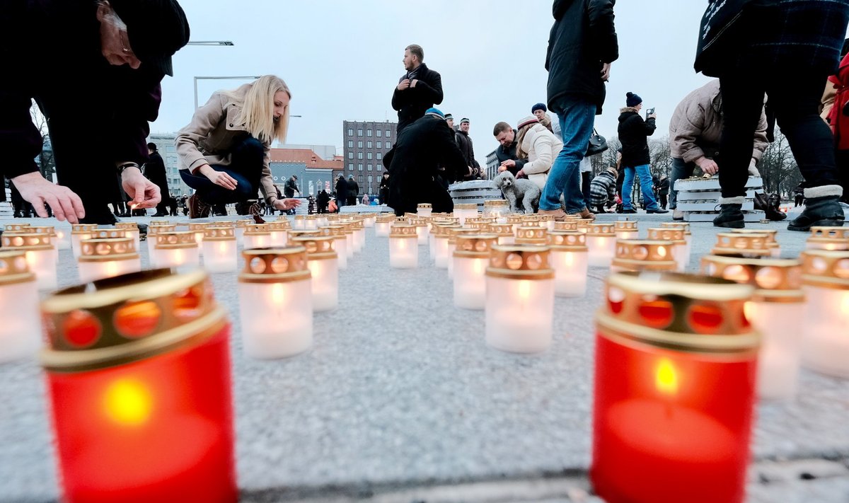 Küünlad märtsiküüditatute mälestuseks Tallinnas Vabaduse väljakul