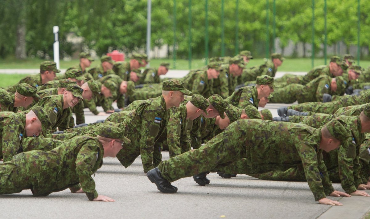 Kaitseväelased kehalisi harjutusi tegemas.
