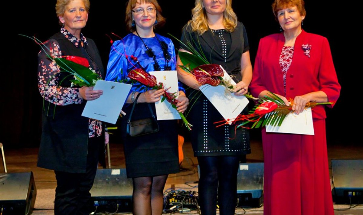Põlva linna hariduspreemiate laureaadid: vasakult Ene Laurits, Tiina Villako, Maire Tiisler ja Kaja Kilusk. Foto: Sigrid Semm