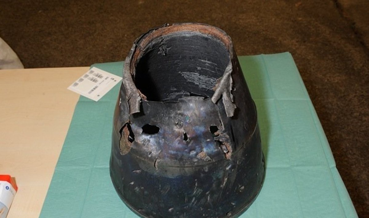 В публикации также представлена фотография детали, которая названа соплом ракеты ”Бук”, найденной на месте падения самолета.