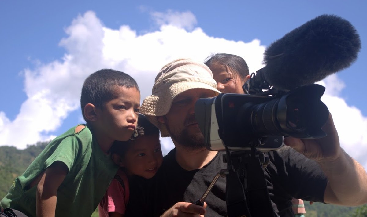 Priit Valkna pälvis Nepalis filmivõtetel kohalike laste sõpruse. 