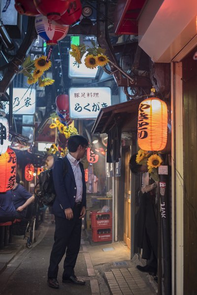 Golden Gai kuuel tänaval, mis mahutavad kokku 200 baari, valitseb filmilik atmosfäär.