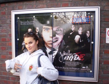 Maria poseerib Royal Holloway ülikoolilinnakus muusikali „Jekyll &amp; Hyde“ plakati ee