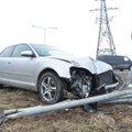 ФОТО: Сбившему дорожный указатель Audi тоже не повезло