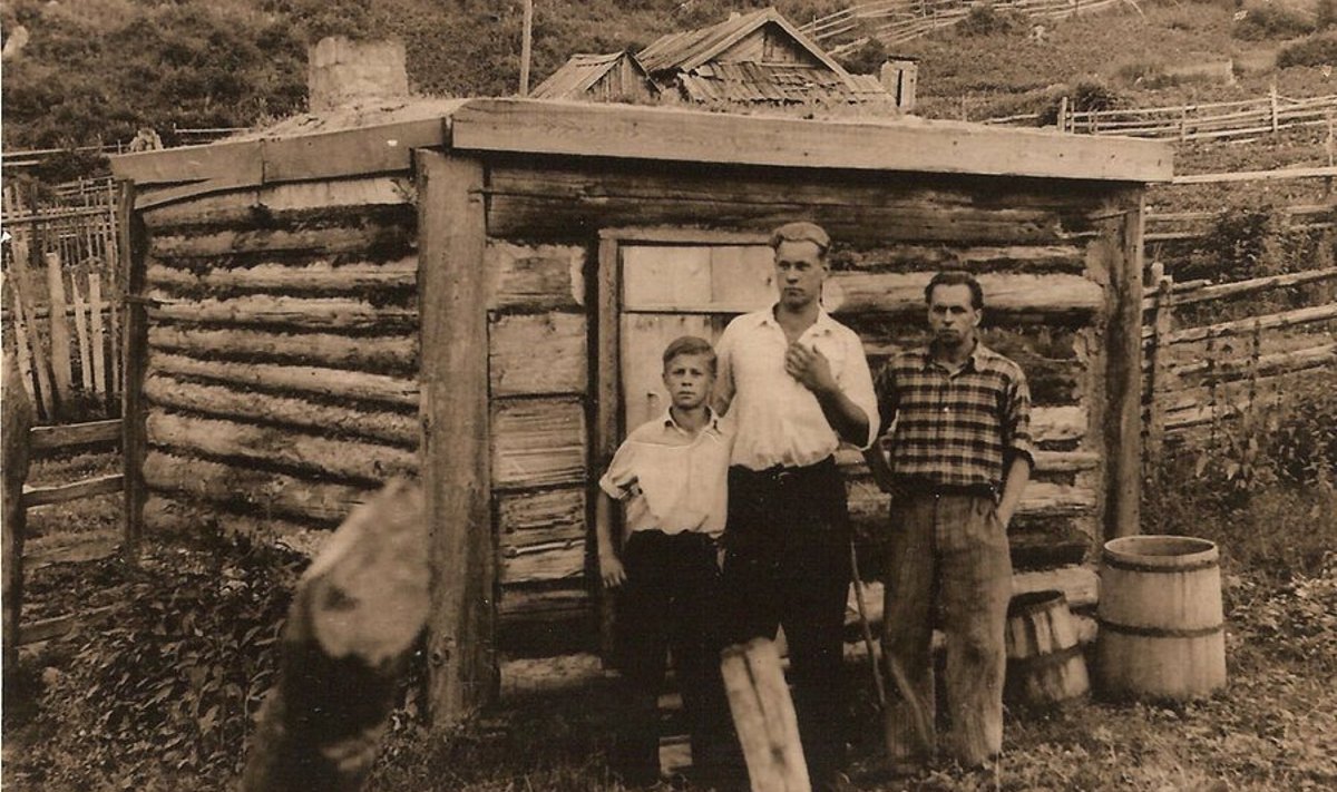 Mati ja Hillar Nuude 1954. aastal koos   Viljandimaa mehe Uno Hansoga Balahtšis sauna ees.