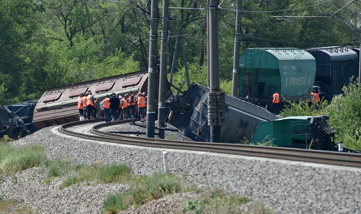 KRIMMIS JUHTUB: Täna sõitis Simferopoli lähistel rööbastelt välja vilja vedanud rong. Raudteelaste sõnul juhtus õnnetus "kolmandate osapoolte" sekkumise tõttu. Vigastatuid polnud.