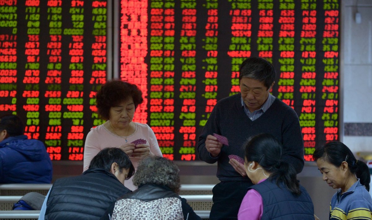 Tänane börsitõus ei sega Pekingis maaklerfirmas kontoris investorite kaardimängu