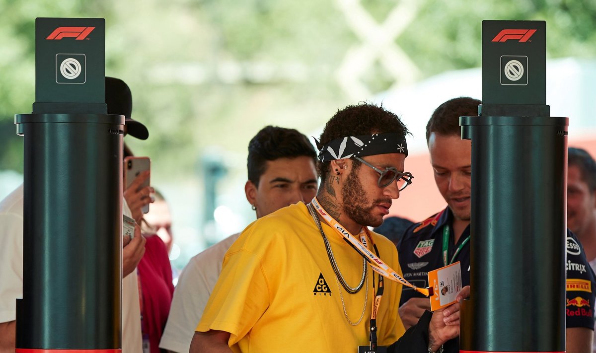 F1 hooldusalasse sisenedes pidi Brasiilia vutiäss Neymar oma kaelakaardi läbi piiksutama nagu kõik teisedki.