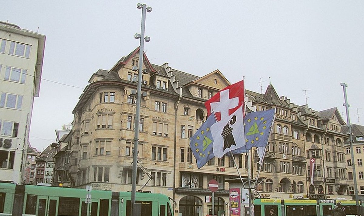 Baseli raekoja plats ehk Markt­-platz oli pühapäevaselt unine, ja rõske ilma tõttu ka lagedavõitu. Kuigi linnarahvast ja turiste nappis, oli trammide intervall tihedam kui Tallinnas tavalisel argipäeval.