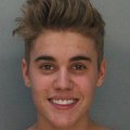 FOTOD: Justin Bieber naeratab ka politseifotodel nagu reklaamis!