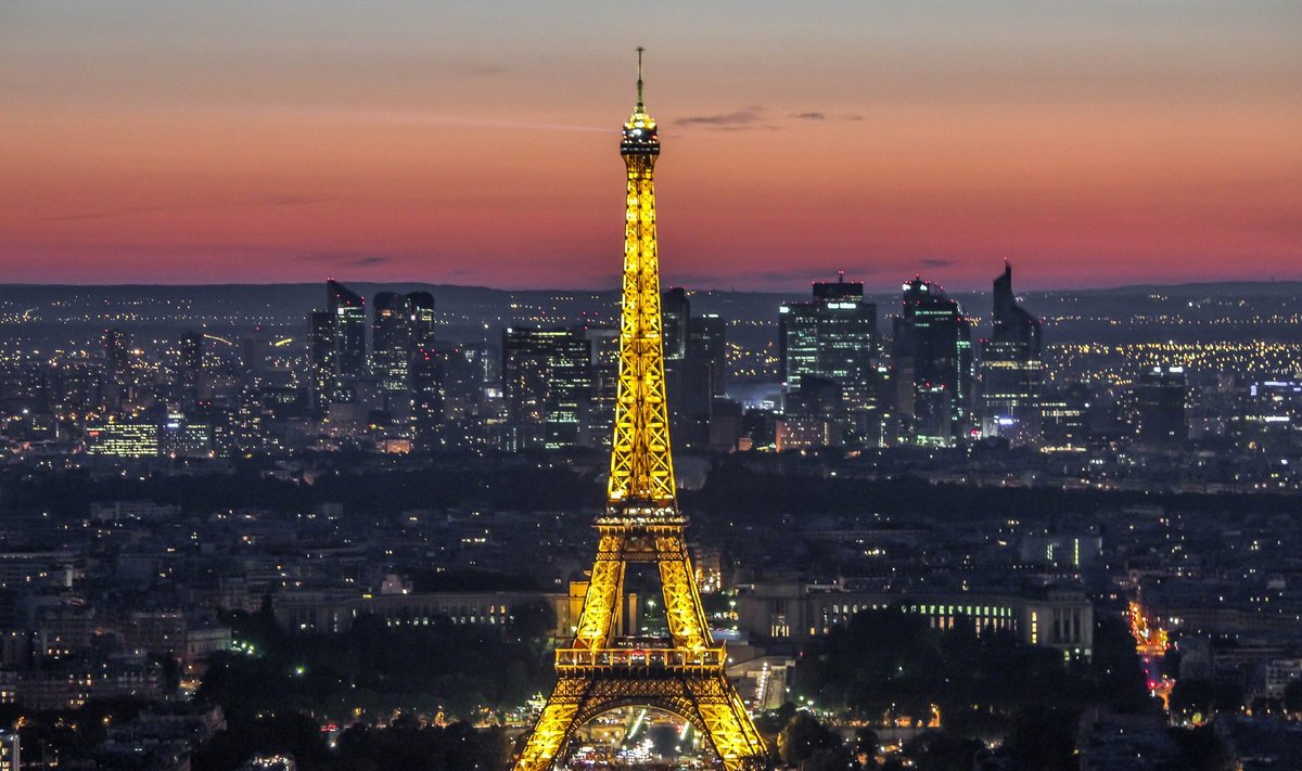 Eiffeli torn päikeseloojangu kuma taustal