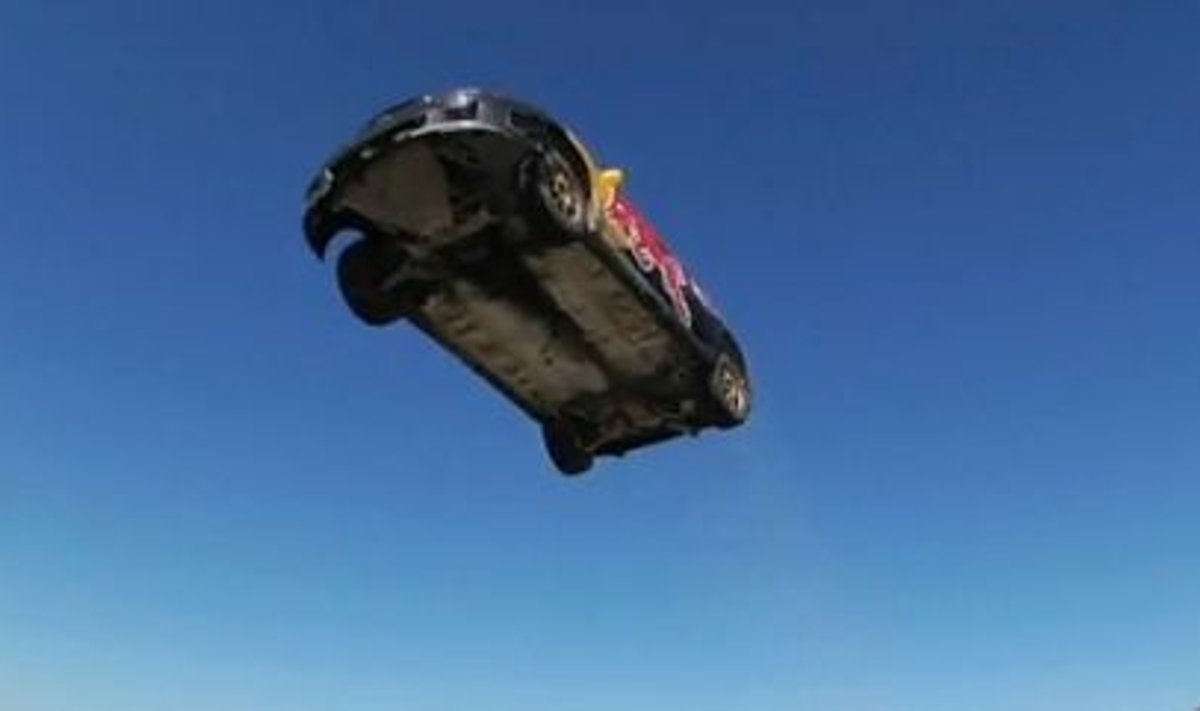 Travis Pastrana lõhkus hüpet harjutades auto