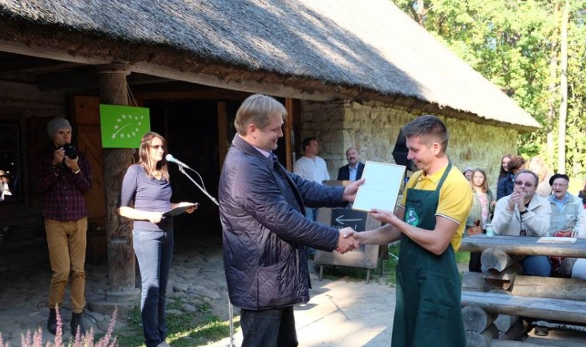 MInister Ivari Padar õnnitleb Konju mõisa talu peremeest Martin Repinskit.