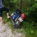 FOTOD: Purjus mees tegi oma võrriga Saaremaal avarii