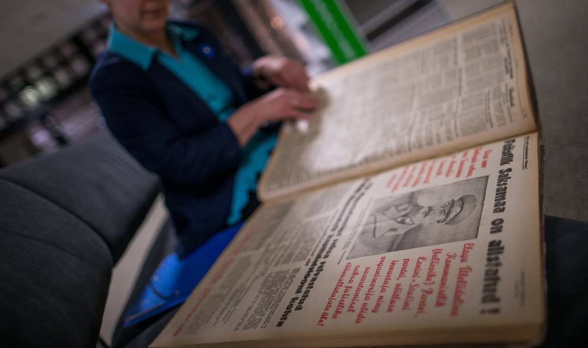 Krista Aru ja 1945. aasta maikuu ajaleht, mis kuulutab sõja lõppu. Peale tulnud Nõukogude ajakirjandus oli jube ja üheülbaline – võõras nähtus, millega eestlased polnud harjunud, ütleb Aru.