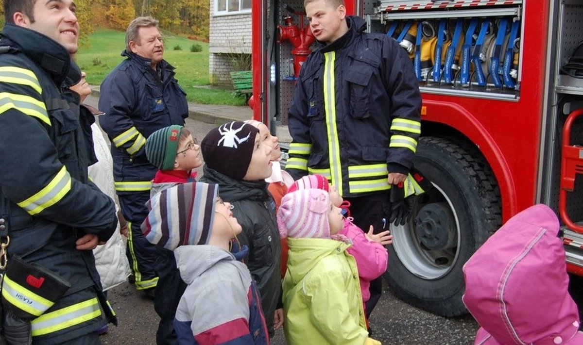 Päästjad Päästekomandost jagavad lahkesti seletusi. Foto: Margit Maksimov