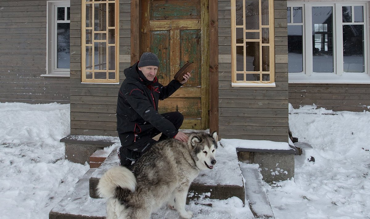 Martin Sepping kodumaja trepil koos malamuut Alaskaga, keda ka peremehe leib näib mitte ükskõikseks jätvat.