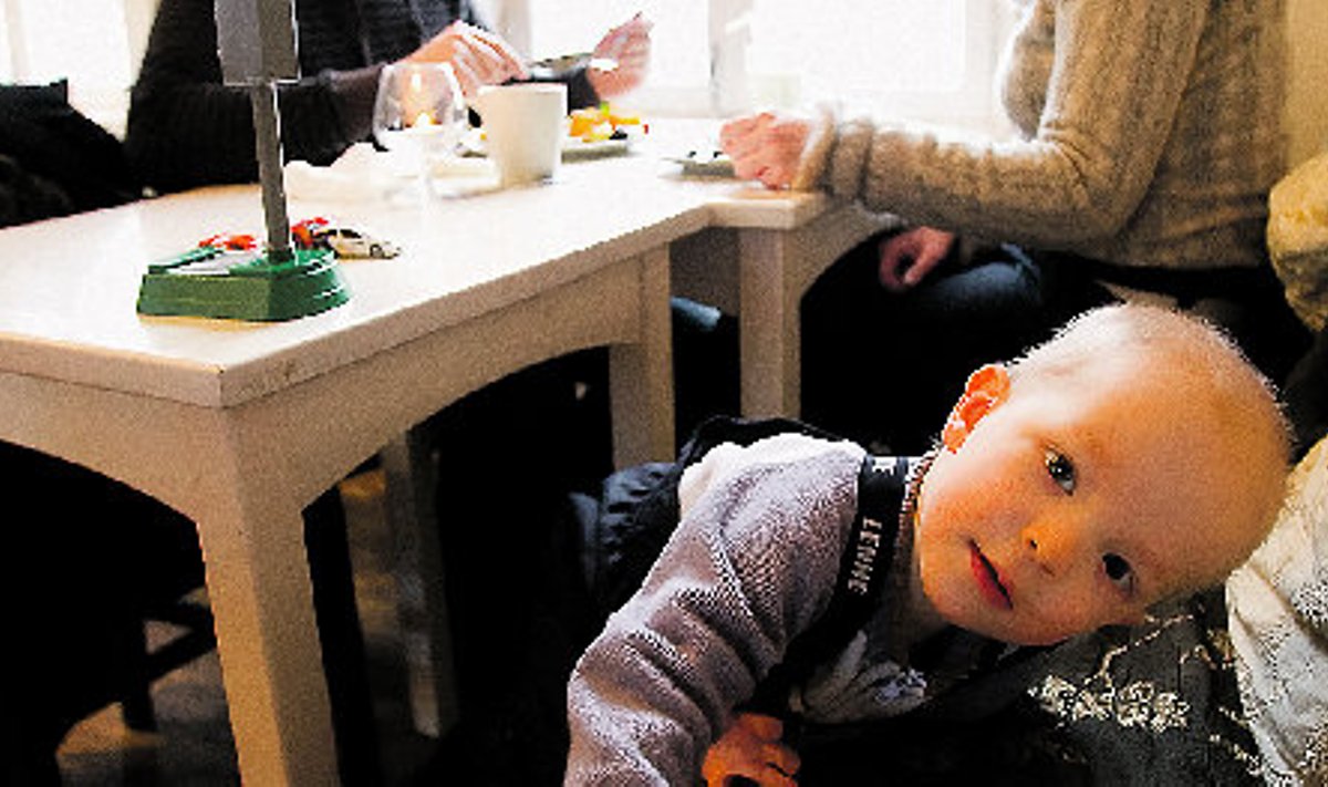 Väike Toomas vanematega lõunal Kadrioru serval asuvas talveehteis NOP kohvikus, kus menüüs sisemust soojendavad toidud-joogid.