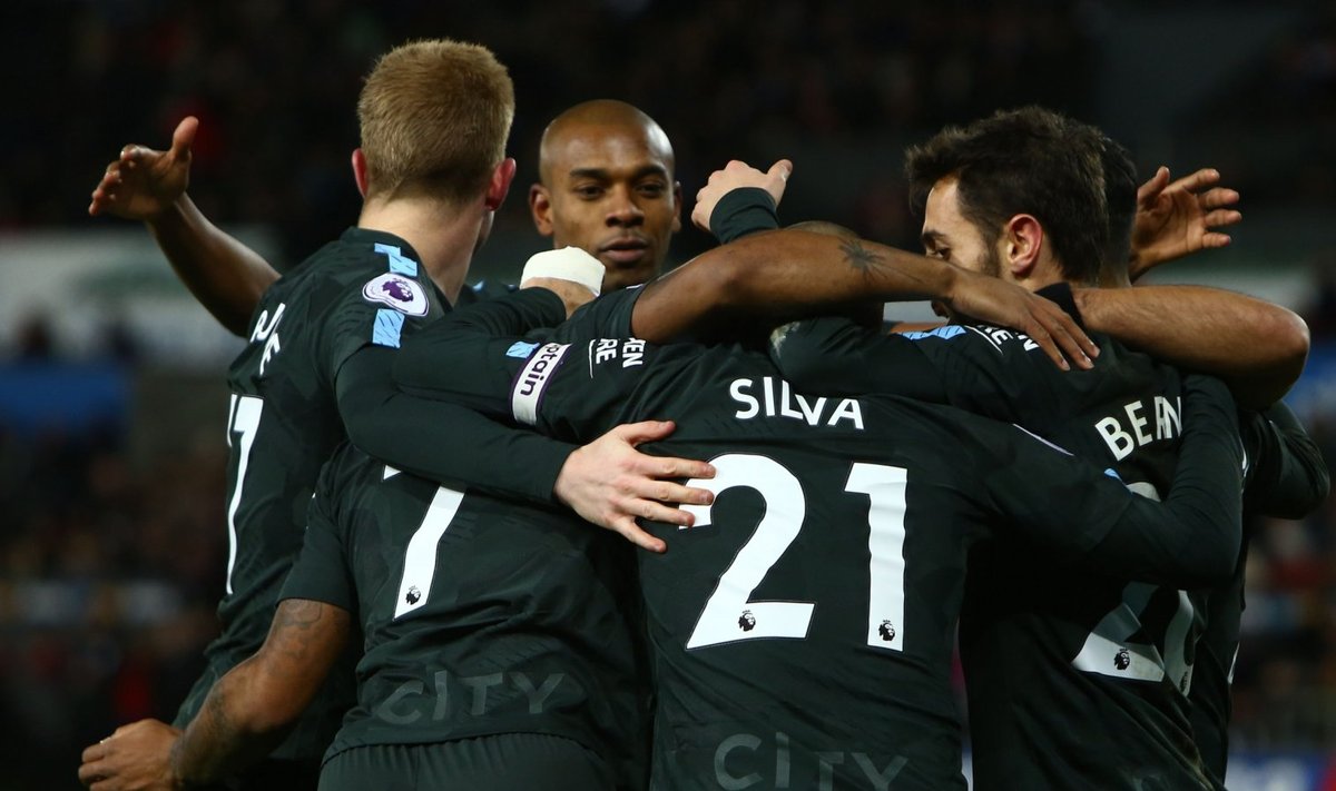 Manchester City mängijad Swansea vastu väravat tähistamas