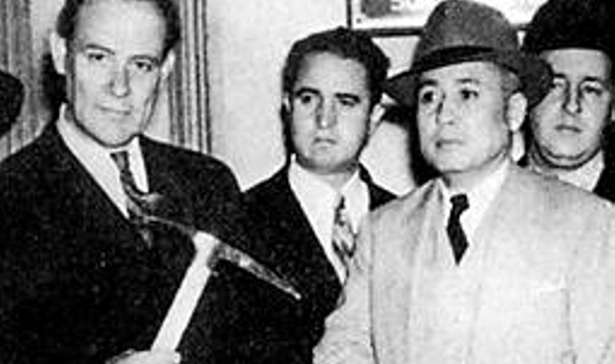 KUULUS TAPARELV: Mehhiko politsei näitab jääkirvest, millega NKVD agent Ramon Mercader tappis augustis 1940 revolutsionääri Lev Trotski. REPRO