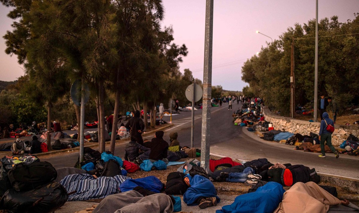 Moria pagulaslaagri asukad pidid öö vastu neljapäeva veetma tee ääres, parkimisplatsidel ja põllul.