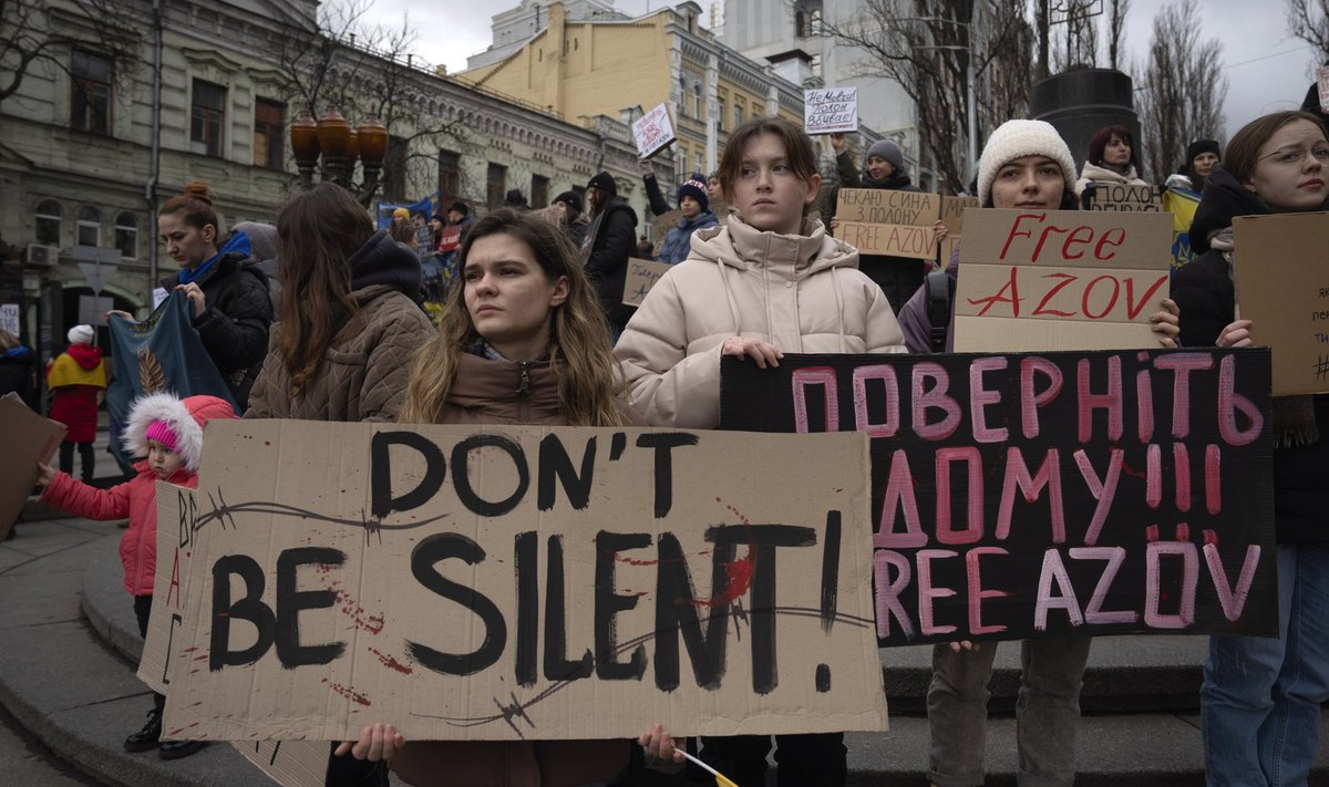 Активисты и их родственники проводят митинг с требованием освобождения украинских солдат, захваченных Россией во время войны, в Киеве, Украина, в воскресенье, 4 февраля 2024 года.