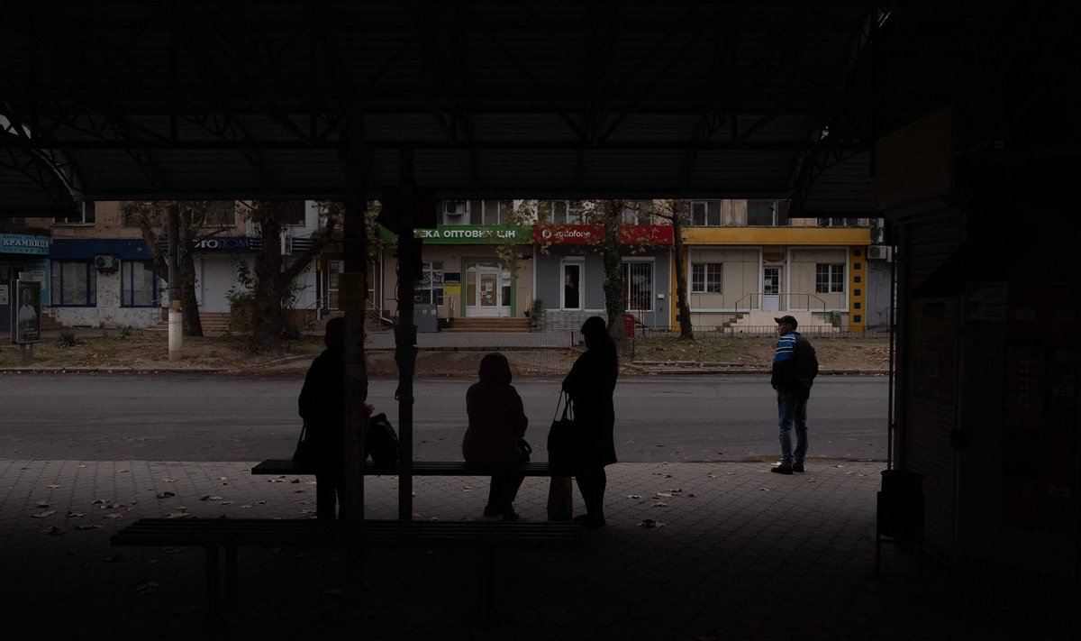 Люди ждут на автобусной остановке в Херсоне
