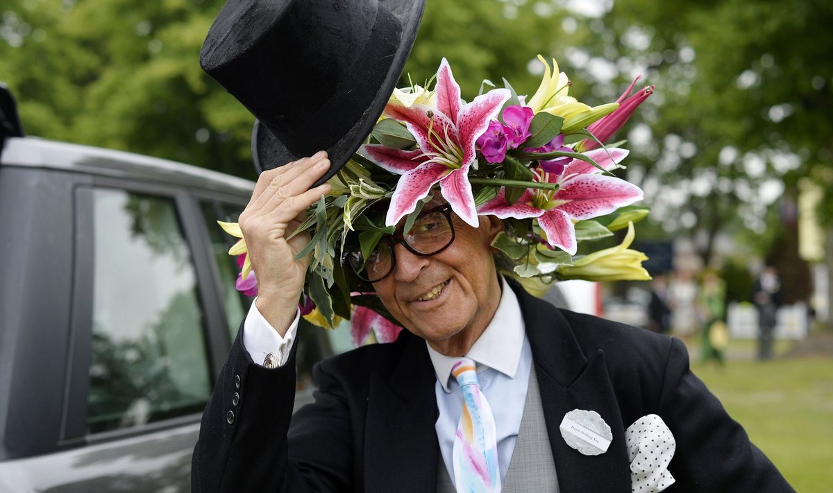 Milliner David Shilling doffs his hat during the first day of Royal Ascot, in Berkshire, west of London, on June 18, 2013. The five-day meeting is one of the highlights of the horse racing calendar. Horse racing has been held at the famous Berkshire course since 1711 and tradition is a hallmark of the meeting. Top hats and tails remain compulsory in parts of the course while a daily procession of horse-drawn carriages brings the Queen to the course. AFP PHOTO / ADRIAN DENNIS