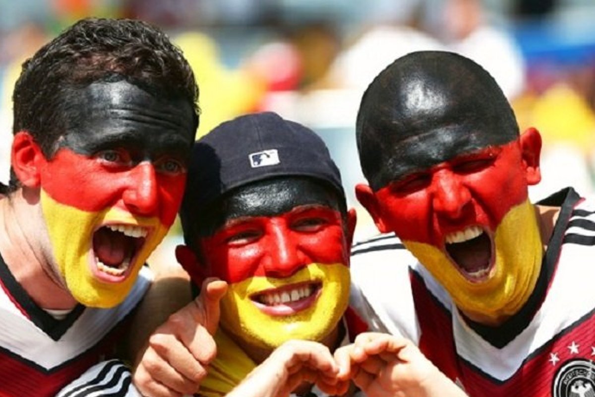 1 июня германия. Болельщики Германии. Футбольные фанаты Германии. Футбольные болельщики Германии. Веселый немец.