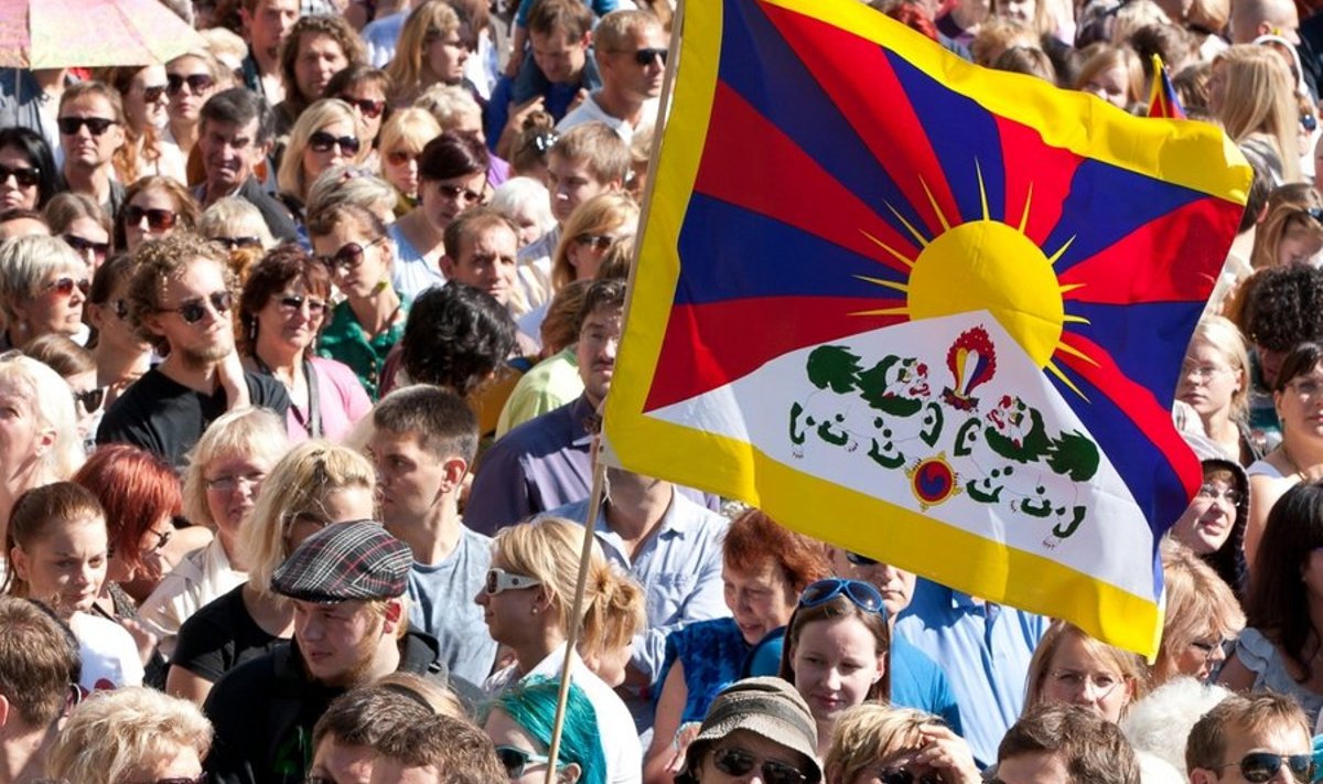 Möödunud kuul külastas Eestit dalai lama, keda oli Vabaduse väljakule tervitama tulnud tuhanded inimesed. Visiit tõi kaasa Hiina võimude pahameele Eesti suhtes.