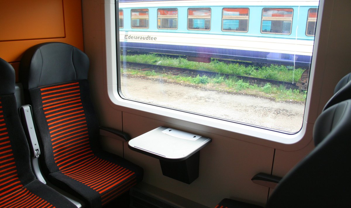 Uus ja vana: aknast paistev Edelaraudtee rong kaob peagi Eesti maastikupildist