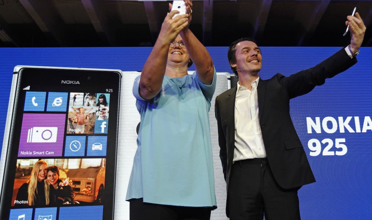 Nokia nutiseadmete üksuse asepresident Jo Harlow (paremal) ja tööstusdisaini asepresident Stefan Pannenbecker Nokia Lumia 925 esitlusel Londonis 2013. aasta mais.