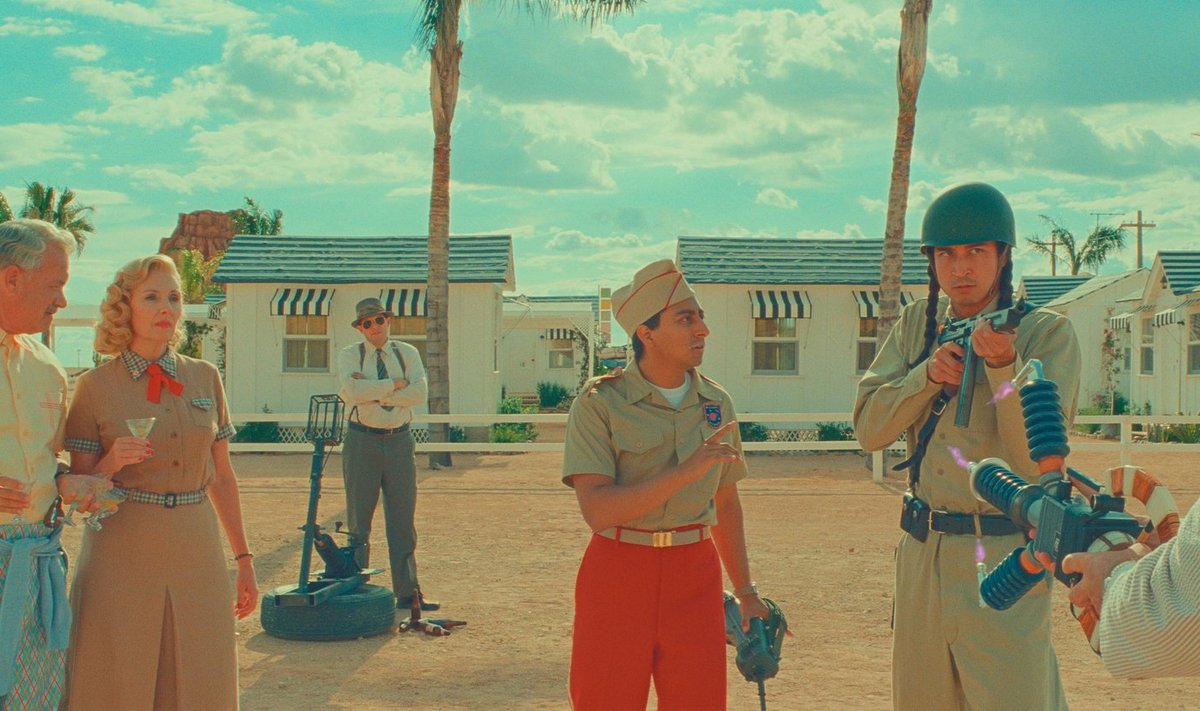 STAARIDE PARAAD: Nagu ikka, Wes Andersoni filmis kuulsustest puudust ei tule. Vasakult esimesed on Tom Hanks (Stanley Zak) ja Hope Davis (Sandy Borden).
