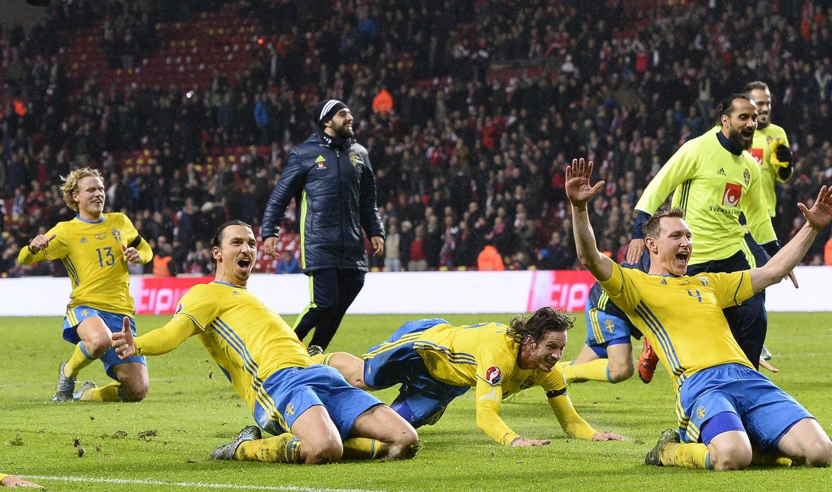 Rootslased eesotsas kapteni ja staarmängija Zlatan Ibrahimoviciga (vasakult teine) tähistavad EM-finaali jõudmist.
