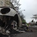 DELFI FOTOD: Husby tänavaid ääristavad söestunud autovrakid
